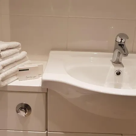 The Beverley Apartments London - Victoria Room photo